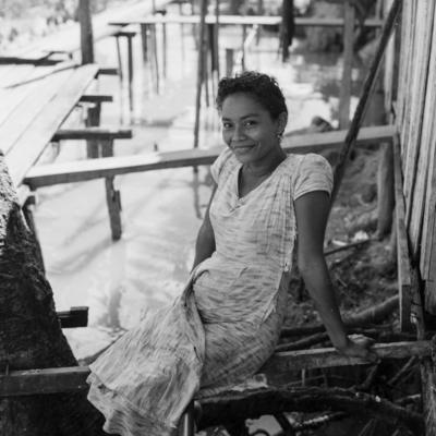 Rio Guamá, mulher em palafitas flutuantes
