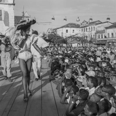 Homem fantasiado de mulher no carnaval