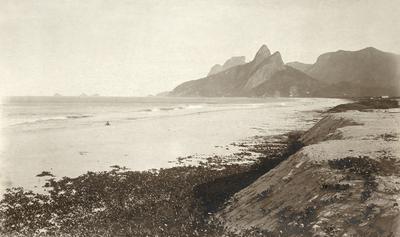 Praia de Ipanema, morro Dois Irmãos e Pedra da Gávea ao fundo