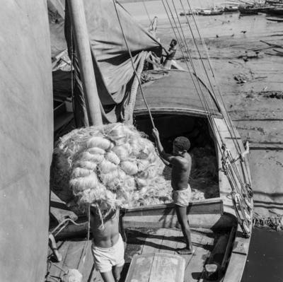 Homens descarregando juta