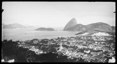 Panorama do bairro do Flamengo visto do Morro da Nova Cintra; ao fundo, a Baía de Guanabara e o Morro do Pão de Açúcar