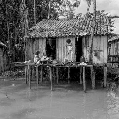 Vila da Barca, palafitas flutuantes, mulheres