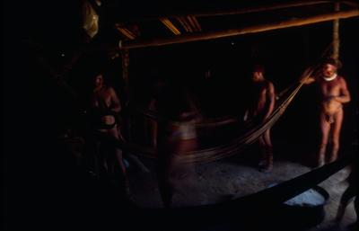 Série Xingu - Homens no interior de maloca