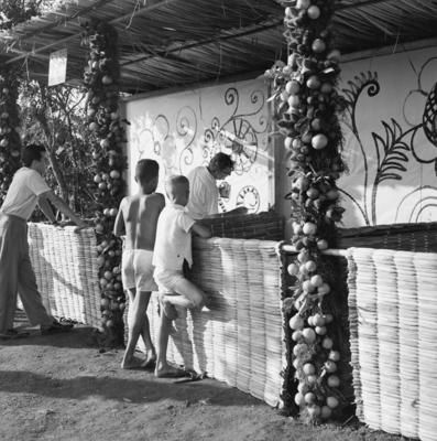 Roberto Burle Marx nos preparativos da festa junina do Sítio Burle Marx