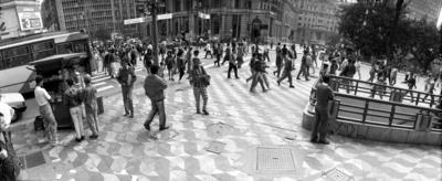 Movimento de pedestres na praça Ramos de Azevedo