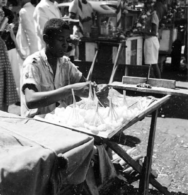 Comércio ambulante durante o carnaval de Recife