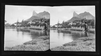 Enseada de Botafogo; ao fundo, o Morro do Corcovado
