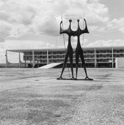 "Os Candangos" ou "Os Guerreiros", escultura de Bruno Giorgi
