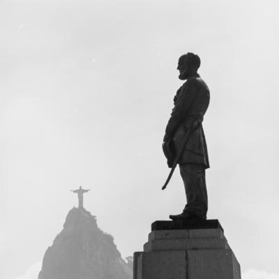Panoramas, Monumento ao Almirante Marquês de Tamandaré com Corcovado ao fundo