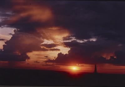 Ao fundo, torre da  Igreja Nossa Senhora Auxiliadora