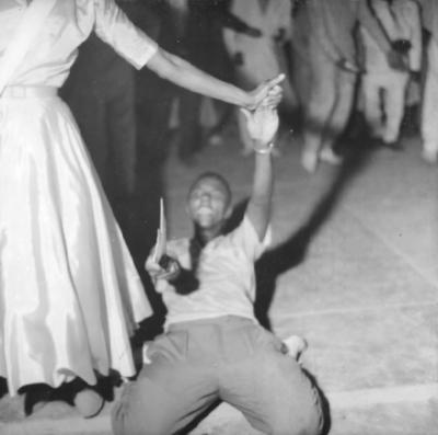 Porta-bandeira Dodô com, provavelmente, o mestre-sala Manuel Bam-Bam-Bam no ensaio na Portela