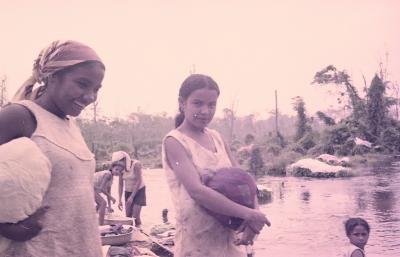 À esquerda está Edna de Cássia, no papel de Iracema