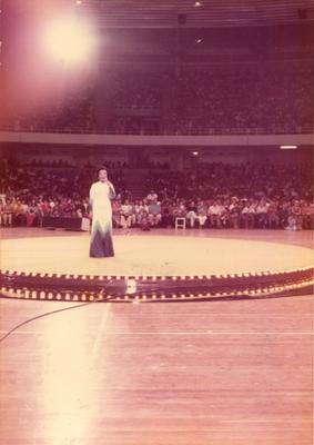 Elizeth Cardoso ao microfone