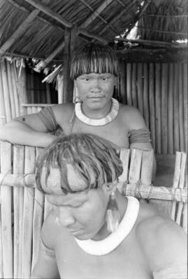 Pulaliyatï Aweti (no alto) e Kanato Yawalapiti