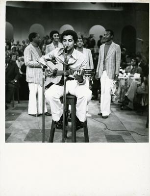 Paulinho da Viola ao microfone com o violão