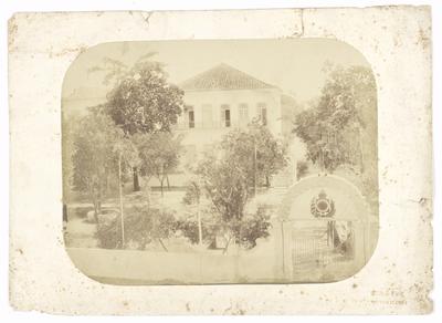 Sítio da Madalena, no portão de entrada brasão com armas imperiais