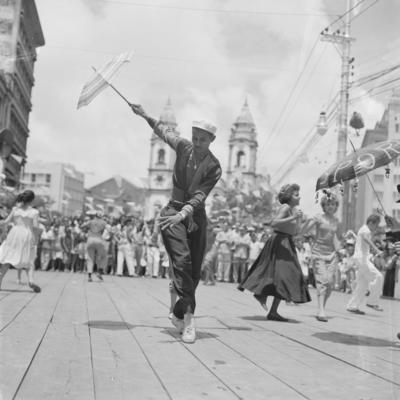 Passista de frevo em frente à Igreja Matriz do Santíssimo Sacramento de Santo Antônio