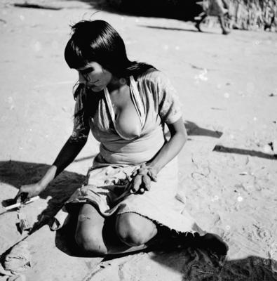 Mulher do povo Karajá confeccionando bonecas de cerâmica chamadas Ritxòkò