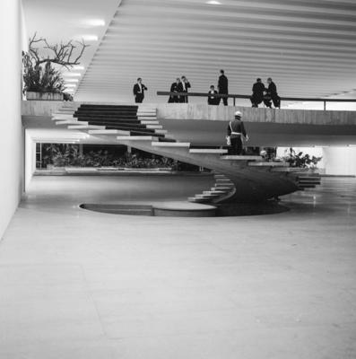 Recepção em homenagem à Rainha Elizabeth II. A escada helicoidal foi projeto dos arquitetos Milton Ramos e Joaquim Cardoso