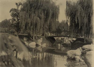 Lago e ponte em arco na praça da República