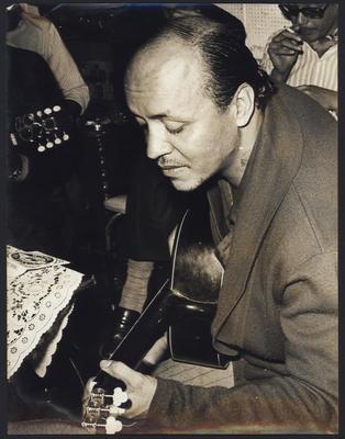 Julinho Mesquita com o violão