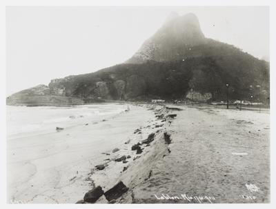 Praia do Leblon; ao fundo, o Morro Dois Irmãos