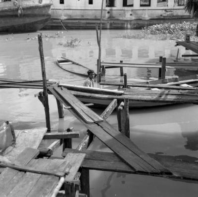 Vila da Barca, palafitas flutuantes, crianças em barco