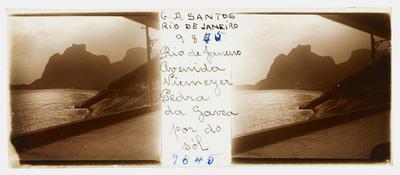 Vista do pôr do sol na avenida Niemeyer; ao fundo, a Pedra da Gávea