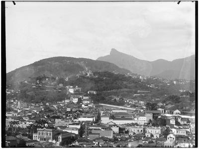 Bairros da Lapa e de Santa Teresa, ao centro, os Arcos da Lapa
