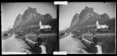 Estrada da Gávea, Igreja de São Conrado e, ao fundo, a Pedra da Gávea
