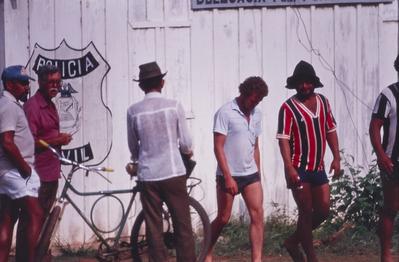 Homens não identificados em frente à delegacia