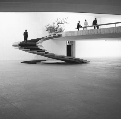 Recepção em homenagem à Rainha Elizabeth II. A escada helicoidal foi projeto dos arquitetos Milton Ramos e Joaquim Cardoso