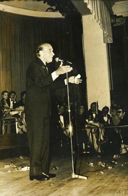 Mário Reis ao microfone