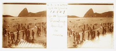 Banhistas na praia do Flamengo