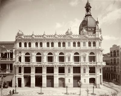 Prédio da Sociedade Anônima O Paiz, localizado na esquina da Avenida Central com a Rua 7 de Setembro