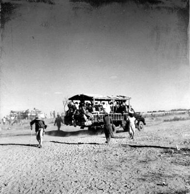 Chegada de romeiros em caminhão