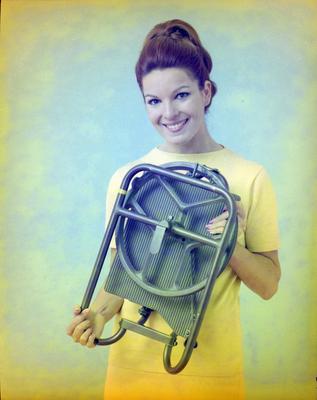 Campanha publicitária da agência J. Walter Thompson para máquina de costura Singer Mesalete