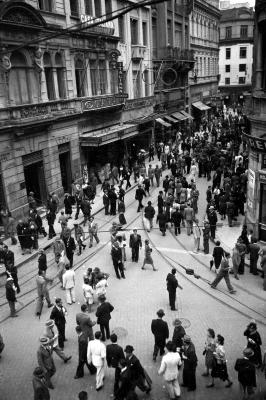 Pedestres na rua Direita, com rua 15 de Novembro