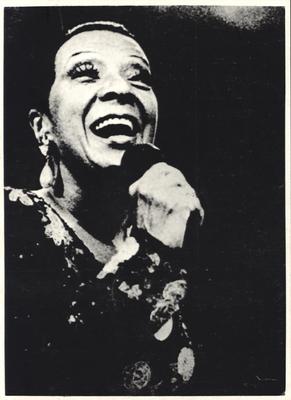 Elizeth Cardoso ao microfone (folheto)