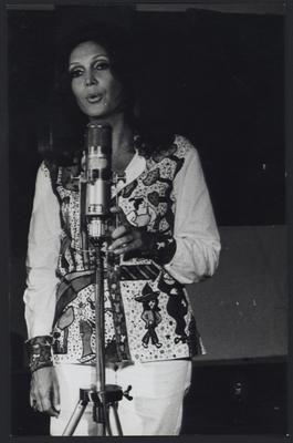 Dóris Monteiro ao microfone