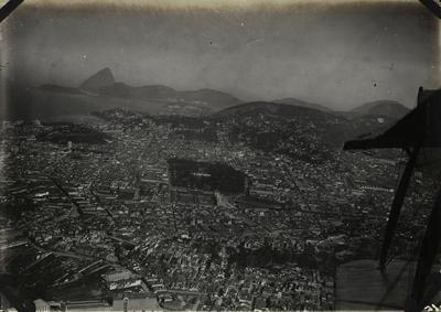 Vista aérea dos bairros do Santo Cristo e da Glória; destaque para os Arcos da Lapa e, ao fundo, para o Morro do Pão de Açúcar