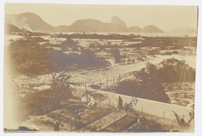 Residência da família Barreira Vianna, em Ipanema na esquina da avenida Vieira Souto e rua Francisco Otaviano. Pão de Açúcar e praia de Copacabana ao fundo.