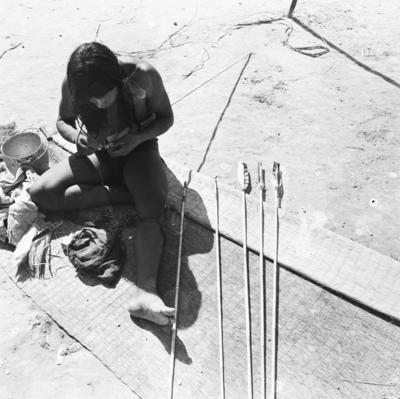 Homem do povo Karajá confeccionando flechas