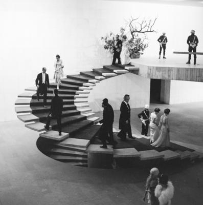 Recepção em homenagem à Rainha Elizabeth II. A escada helicoidal foi projeto dos arquitetos Milton Ramos e Joaquim Cardoso