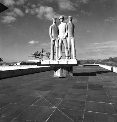 Escultura em homenagem aos pracinhas das Três Armas, de  Alfredo Ceschiatti