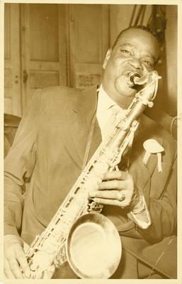 Pixinguinha com o saxofone