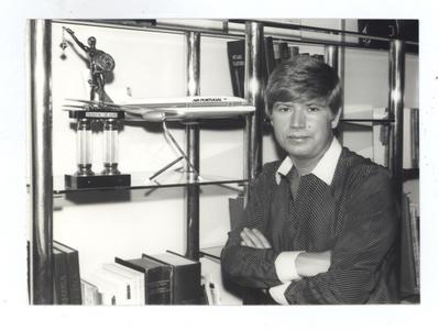 Roberto Leal com troféu