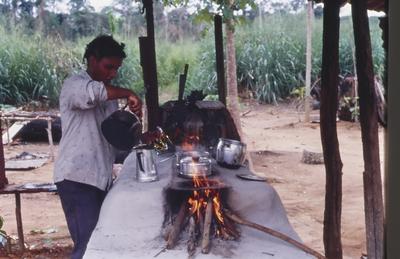 Mulher no preparo de alimento