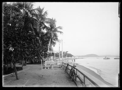 Praia dentro do Parque Darke de Mattos, com vista para a entrada da Baía de Guanabara