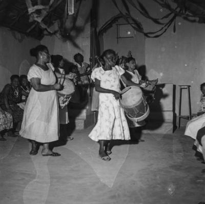 Tambor do Divino Espírito Santo, caixeiras